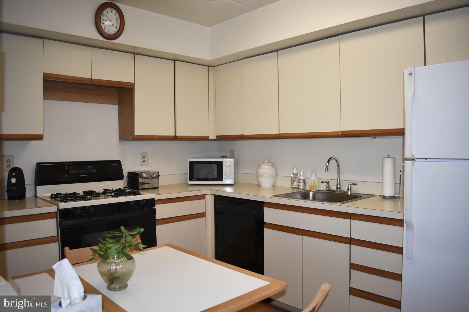 61103 Delaire Landing Road, Unit 103 Philadelphia, PA 19114 - Photo 14 of 32 Kitchen