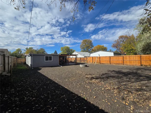 a view of a backyard
