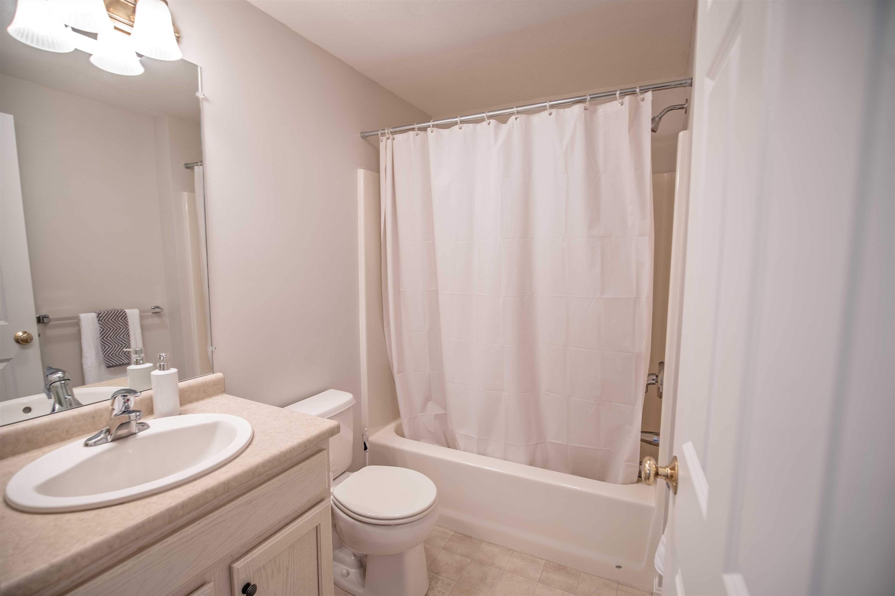 2 Hickory Court Hooksett, NH 03106 - Photo 10 of 27