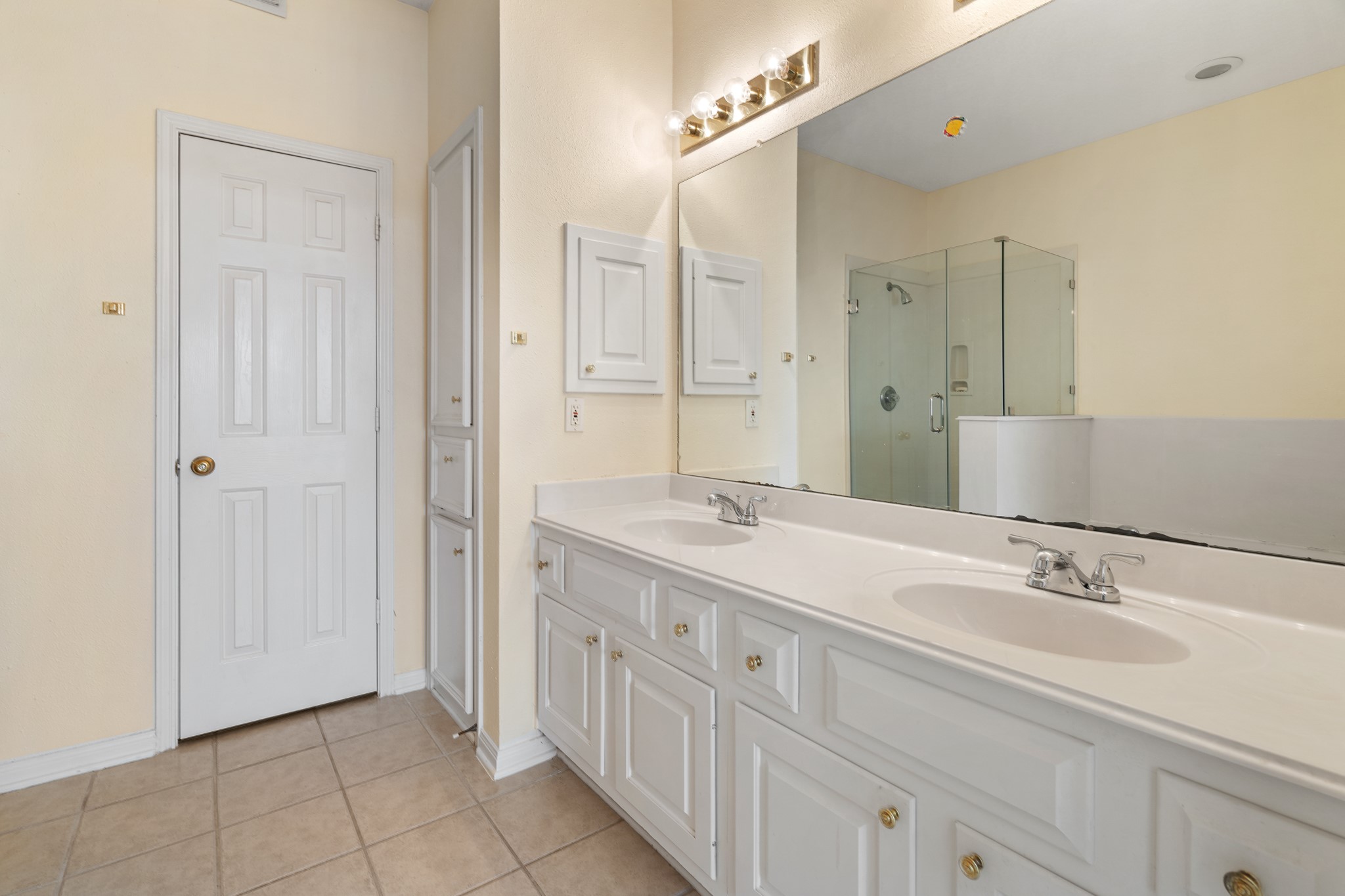 14420 Walters Road, Unit 20 Houston, TX 77014 - Photo 15 of 27 primary bath