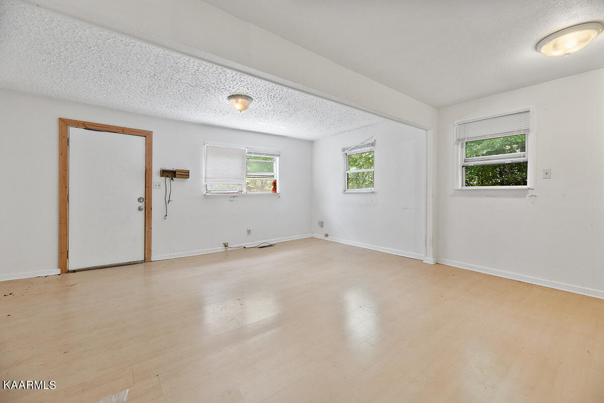 603 Kelly Road Oliver Springs, TN 37840 - Photo 3 of 18 Living Room