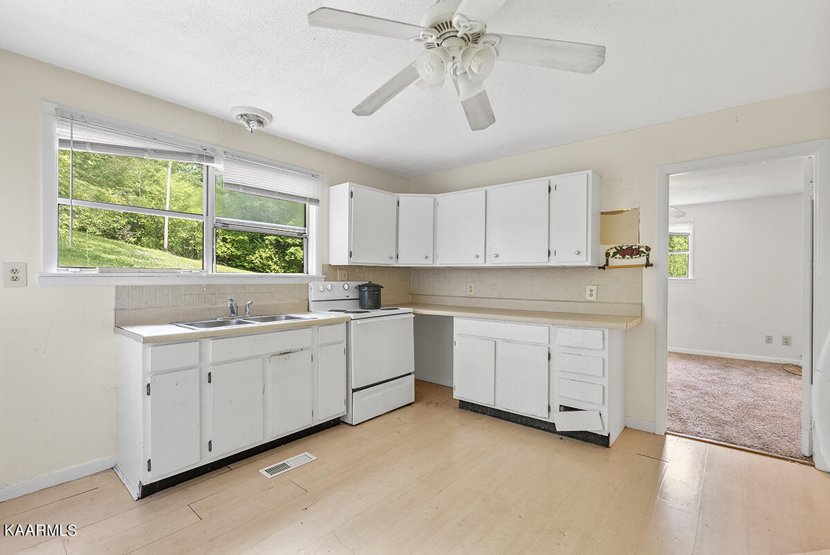 603 Kelly Road Oliver Springs, TN 37840 - Photo 7 of 18 Kitchen View 2