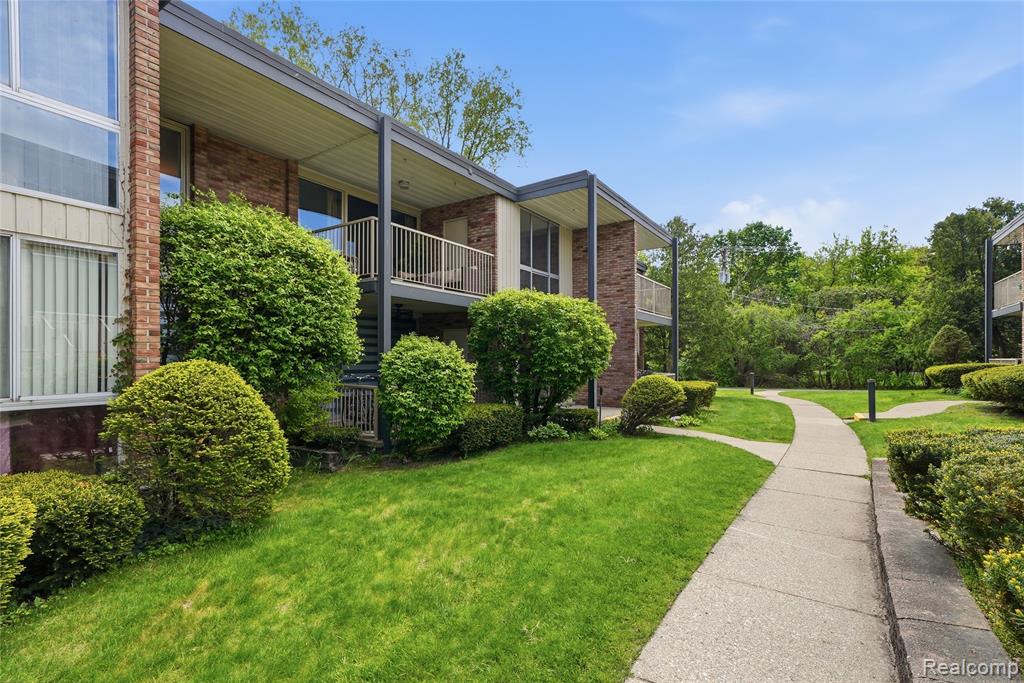 4041 West Maple Road, Unit E203 Bloomfield Hills, MI 48301 - Photo 3 of 25 Gallery Image 3