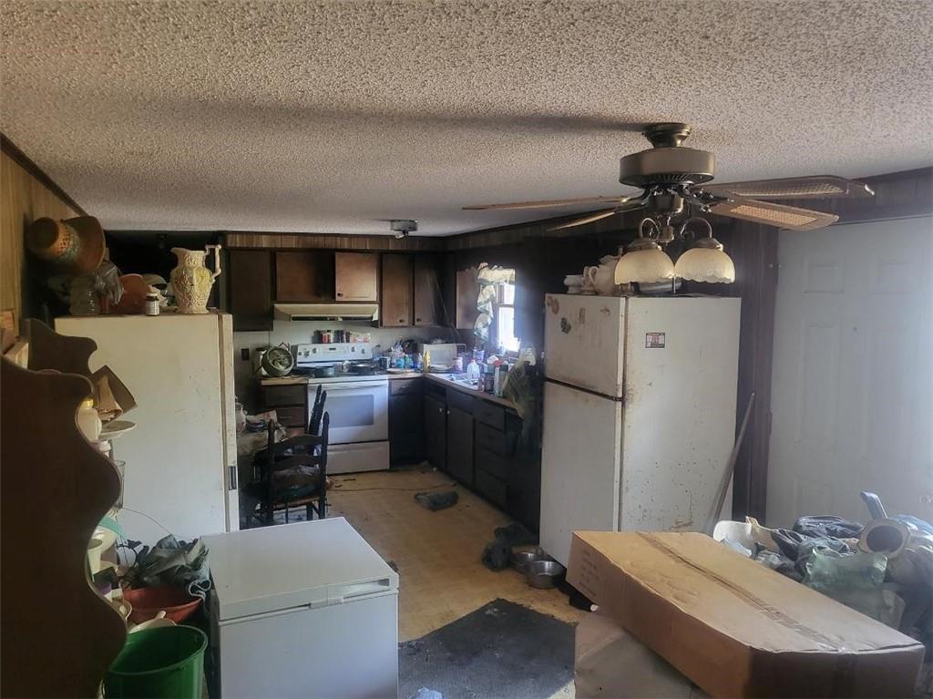 546 Alton Lawson Road Adrian, GA 31002 - Photo 11 of 29 a kitchen with a refrigerator a stove and a sink