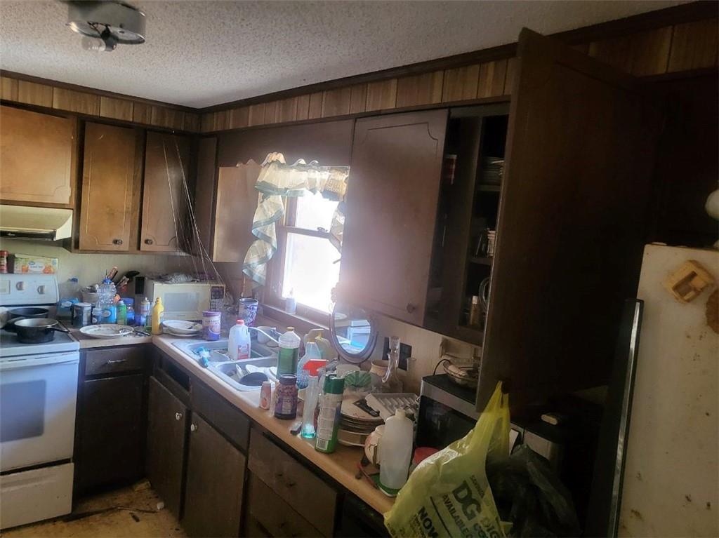 546 Alton Lawson Road Adrian, GA 31002 - Photo 24 of 29 a kitchen with a refrigerator and a stove top oven