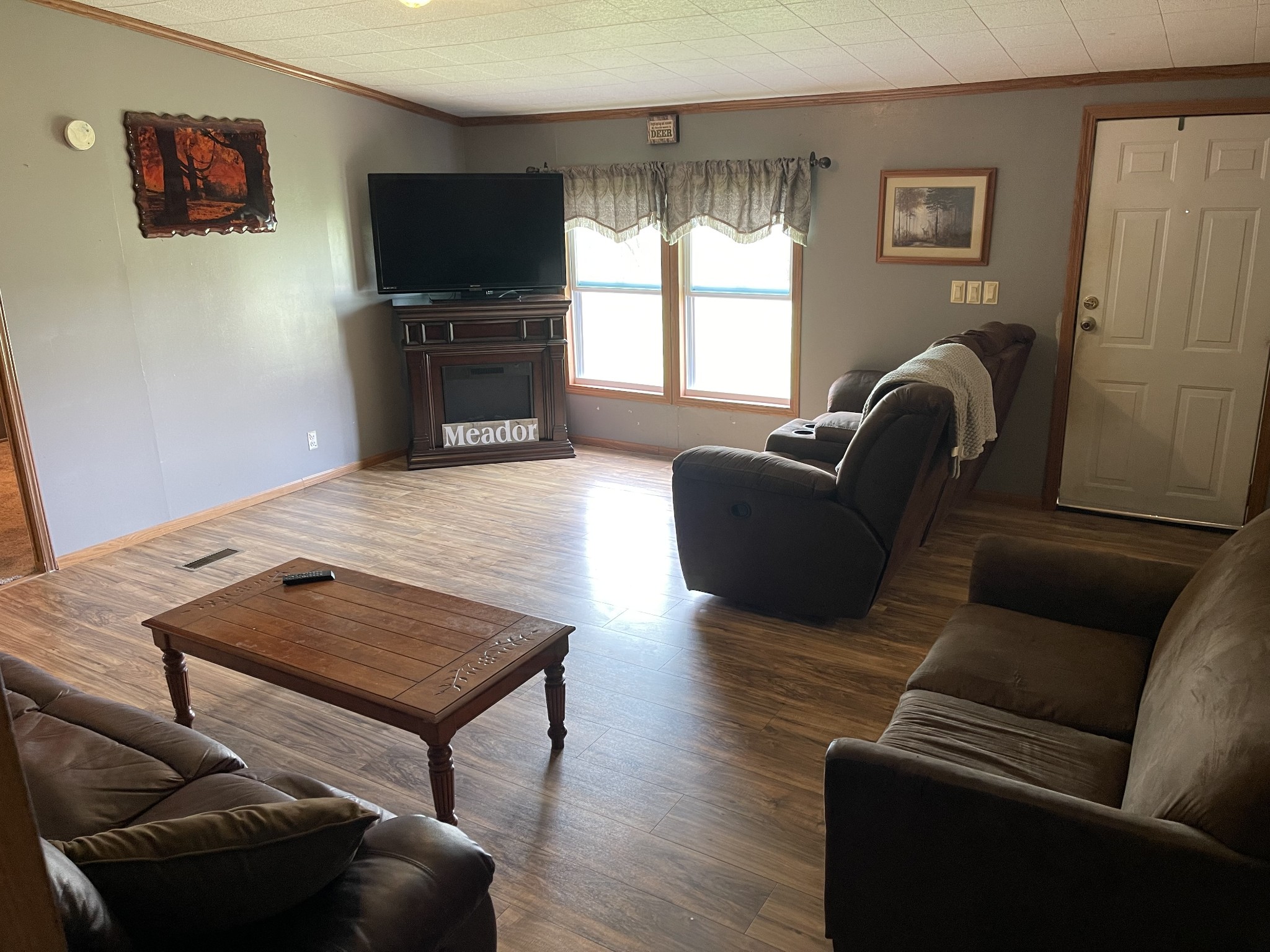 2779 Highland Road Lafayette, TN 37083 - Photo 11 of 13 a living room with furniture and a flat screen tv