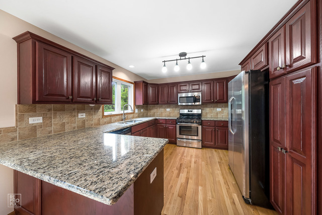1124 Covington Drive Lemont, IL 60439 - Photo 7 of 25