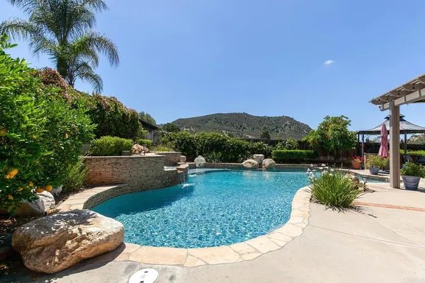 a view of a backyard