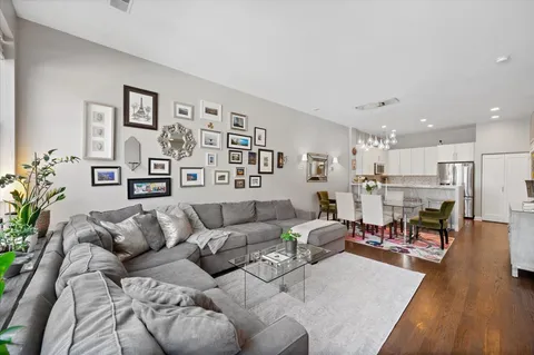 $610,000 | 930 North Howe Street, Chicago, IL 60610