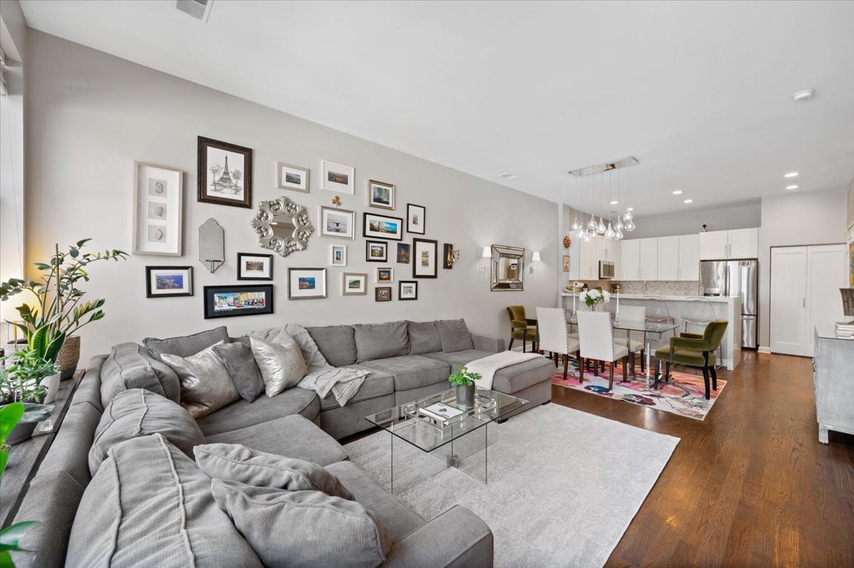 930 North Howe Street Chicago, IL 60610 - Photo 3 of 27 a living room with furniture and wooden floor