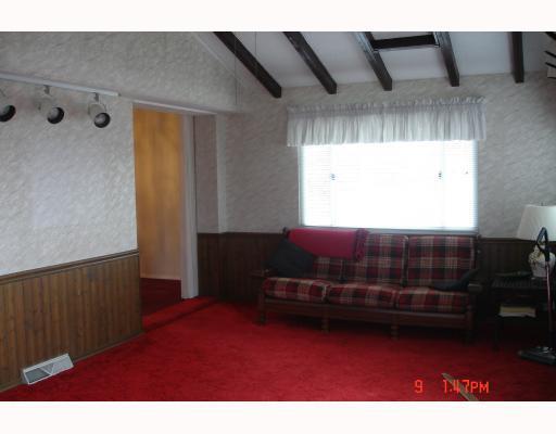 840 Lindsay Road Carnegie, PA 15106 - Photo 2 of 17 Den/Family/Great Room.
