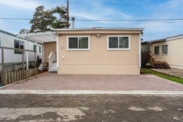 a view of a house with backyard