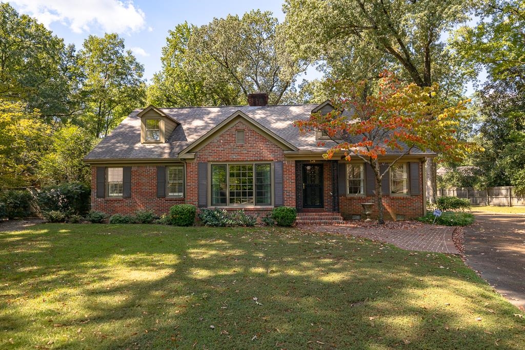 View of front facade featuring a front lawn