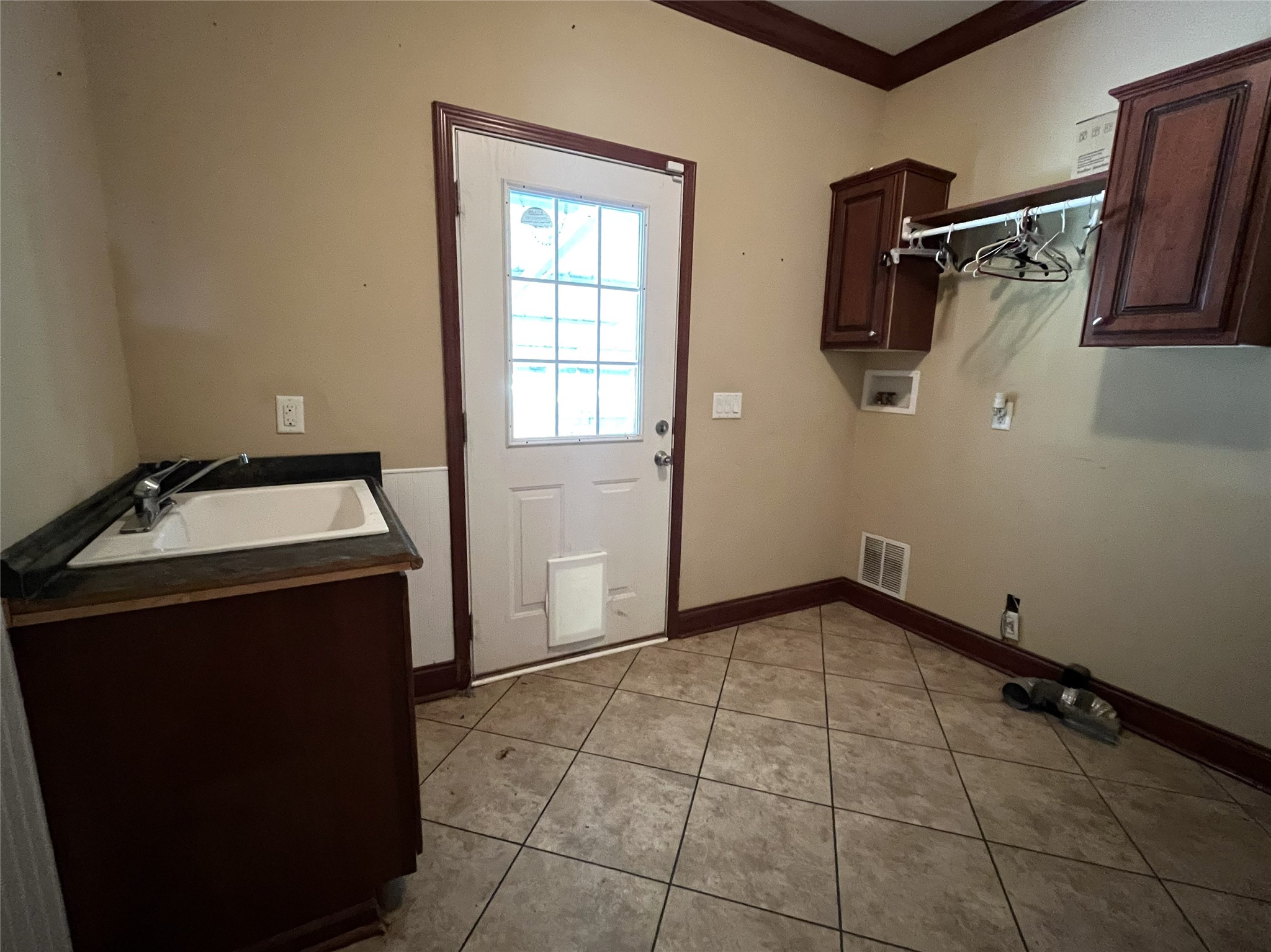 19989 Post Oak Loop Thornton, TX 76687 - Photo 34 of 38 Laundry Room with Utility Sink