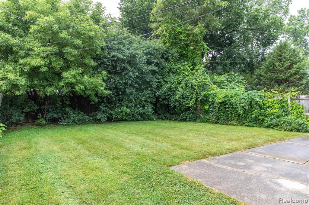 1249 Princeton Road Berkley, MI 48072 - Photo 7 of 38