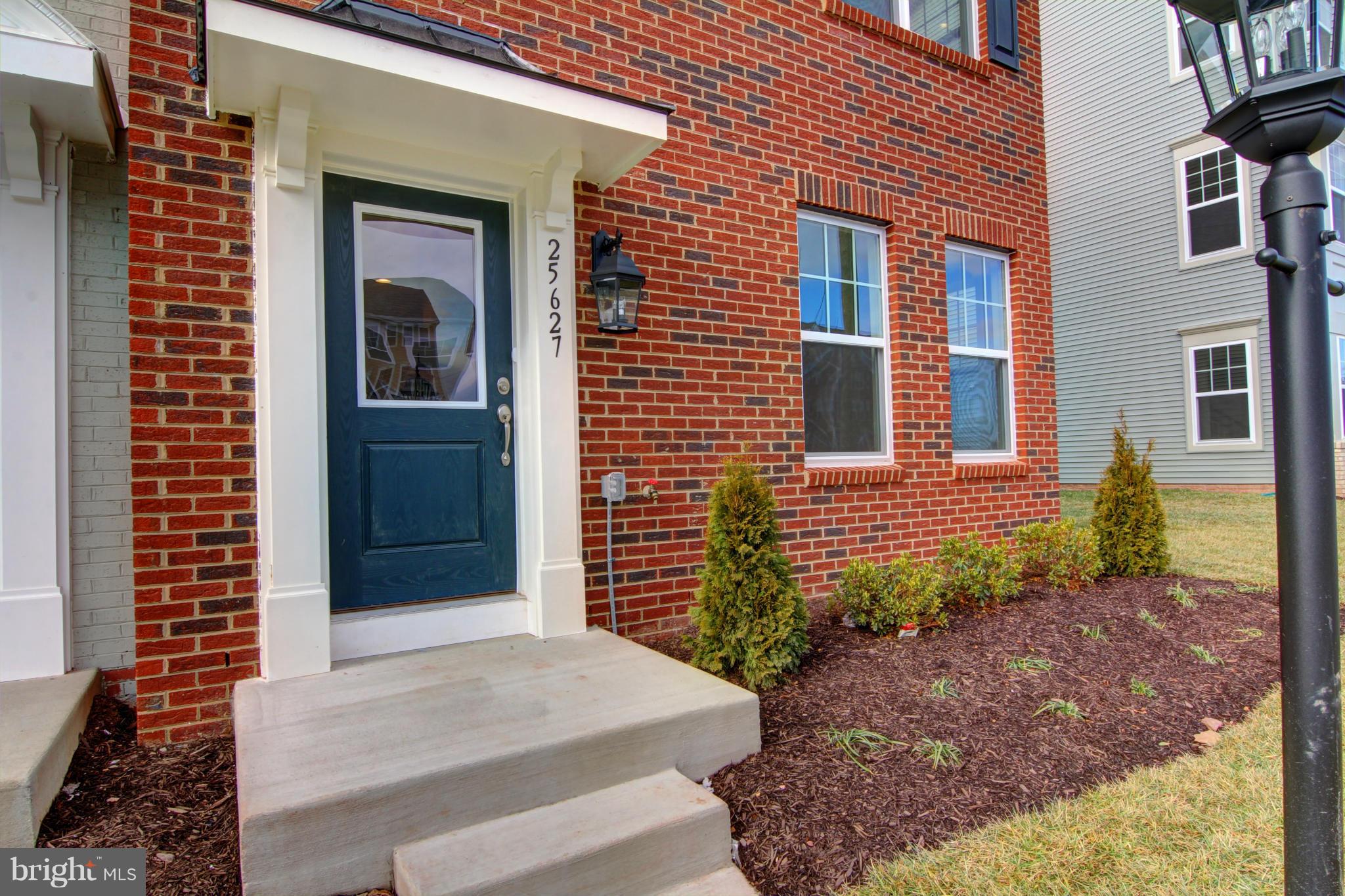 25627 Pleasant Valley Road Chantilly, VA 20152 - Photo 3 of 25 Exterior (Front)