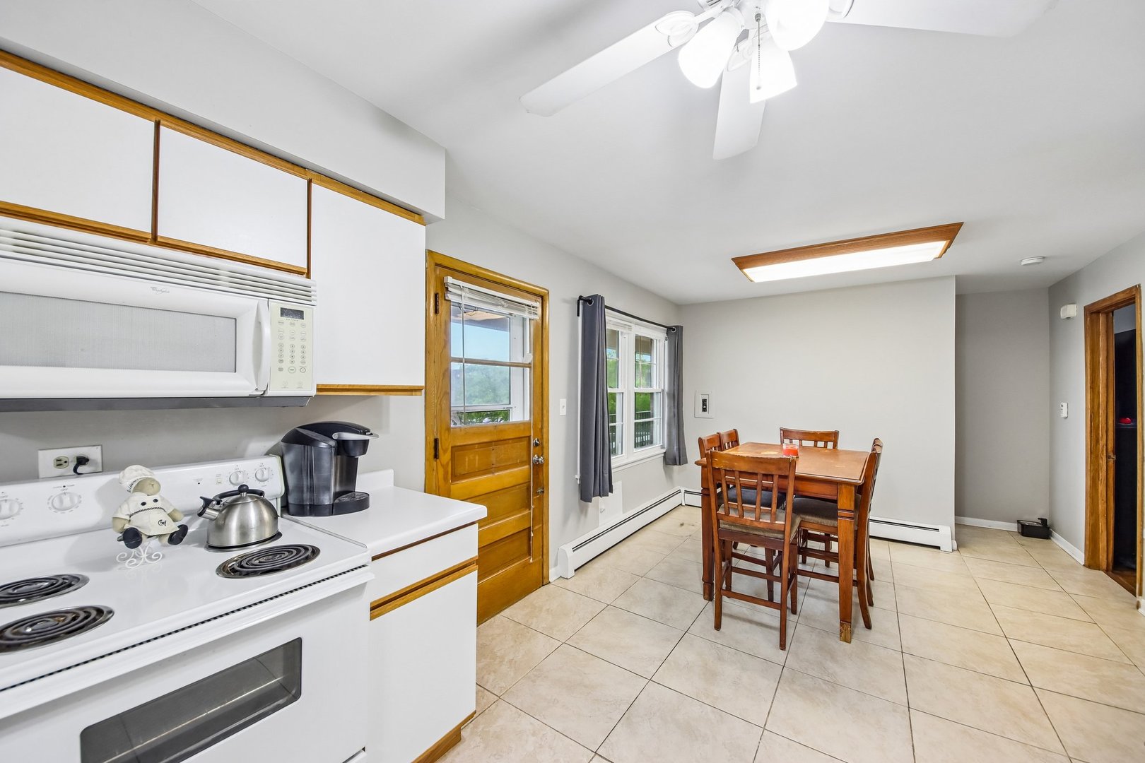 1855 Parkside Drive, Unit 8 Park Ridge, IL 60068 - Photo 13 of 22 a table and chairs in a kitchen