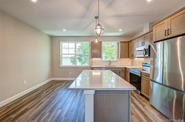 $3,950 | 1 Conklin Street, Unit 204, Farmingdale, NY 11735