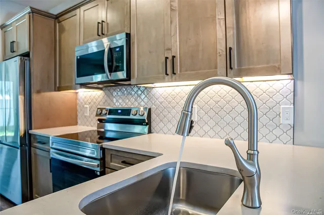 $3,950 | 1 Conklin Street, Unit 204, Farmingdale, NY 11735