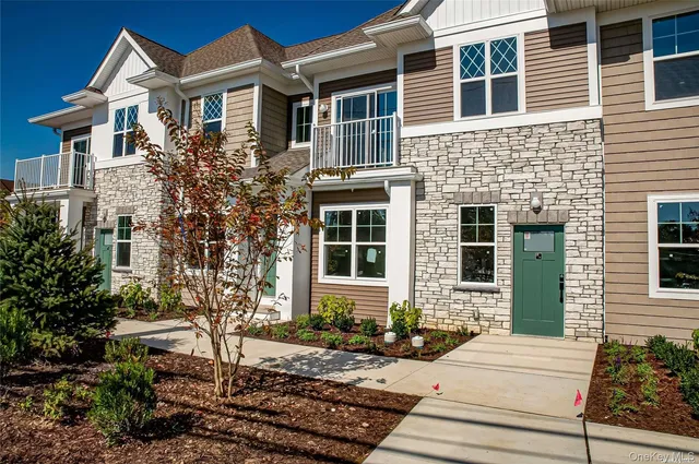 $3,950 | 1 Conklin Street, Unit 204, Farmingdale, NY 11735