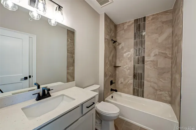 $3,950 | 1 Conklin Street, Unit 204, Farmingdale, NY 11735