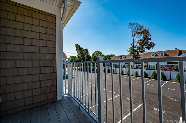 $3,950 | 1 Conklin Street, Unit 204, Farmingdale, NY 11735