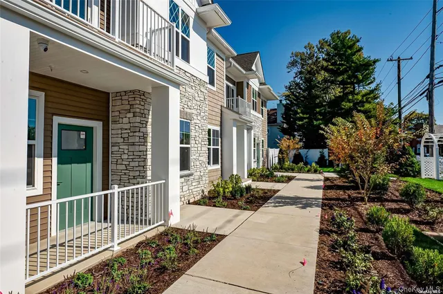 $3,950 | 1 Conklin Street, Unit 204, Farmingdale, NY 11735