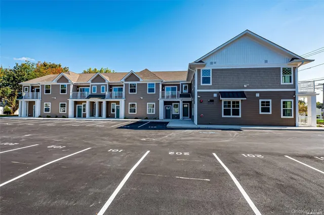 $3,950 | 1 Conklin Street, Unit 204, Farmingdale, NY 11735