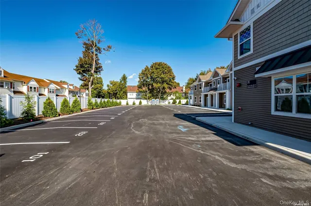 $3,950 | 1 Conklin Street, Unit 204, Farmingdale, NY 11735