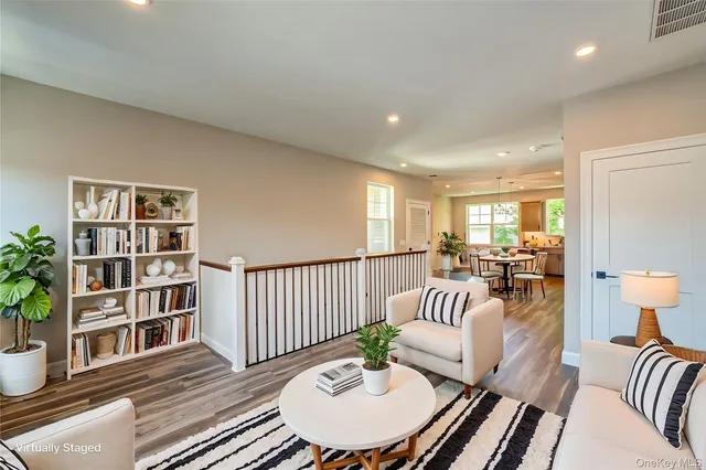 $3,950 | 1 Conklin Street, Unit 204, Farmingdale, NY 11735