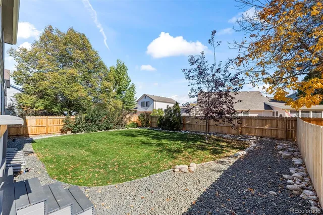 a view of a backyard