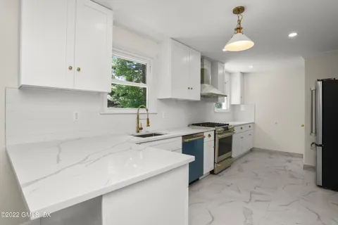 $1,600,000 | 10 MacArthur Drive, Old Greenwich, CT 06870