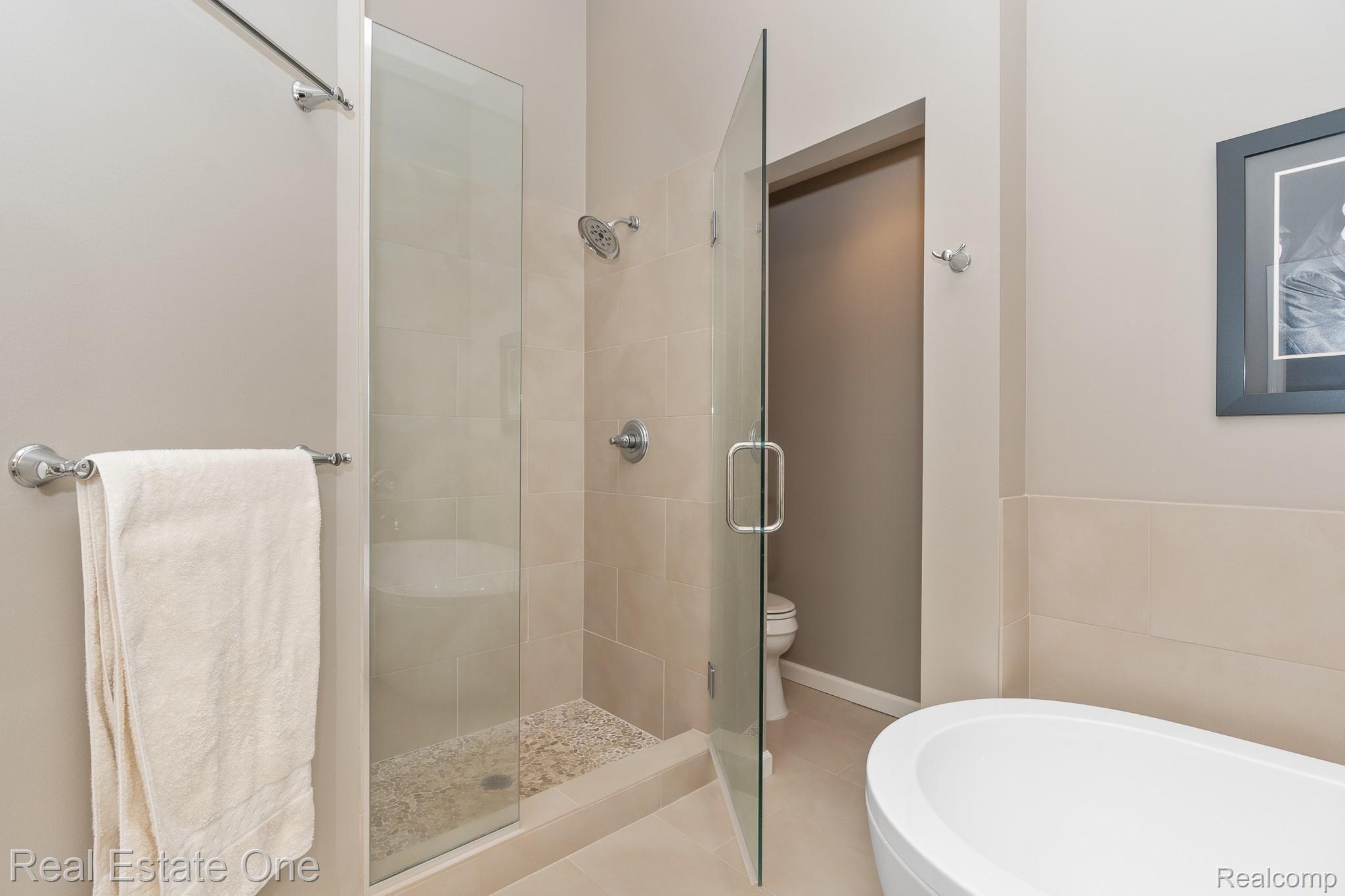 1214 Valley Circle, Unit 9 Rochester, MI 48309 - Photo 21 of 29 Master bath with separate tub and shower
