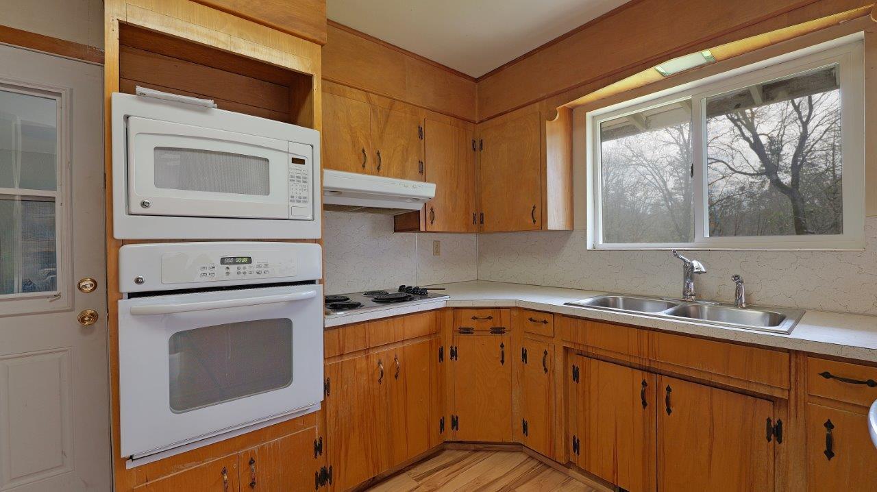 392 Bond Road Shady Cove, OR 97539 - Photo 8 of 42 Kitchen