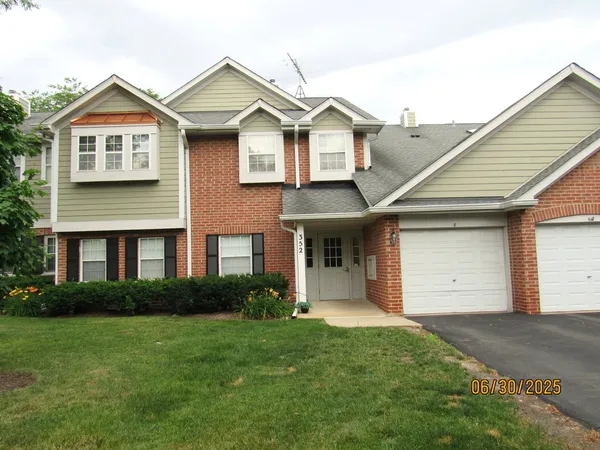 $2,200 | 352 Pembroke Court, Unit 5, Schaumburg, IL 60193