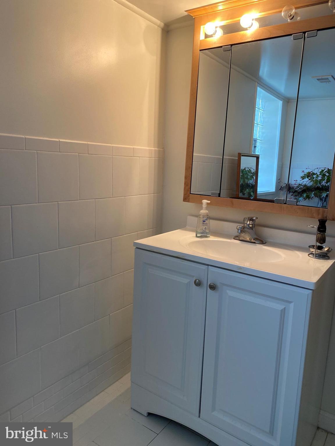 10221 West Keswick Road Philadelphia, PA 19114 - Photo 20 of 33 Full Bathroom - Large Medicine Cabinet/Mirror