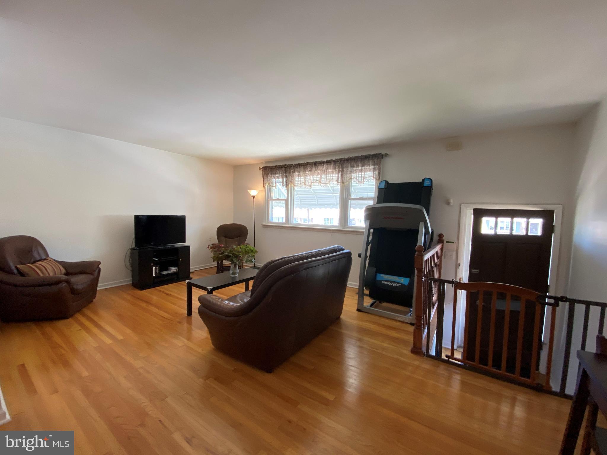 10221 West Keswick Road Philadelphia, PA 19114 - Photo 6 of 33 Large Living Room Window