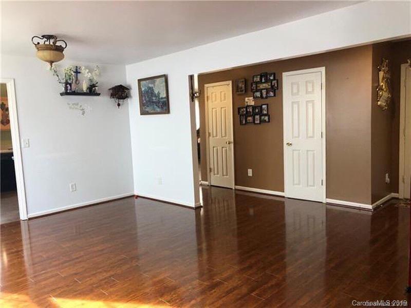 1615 Flagsworth Road Lake Wylie, SC 29710 - Photo 2 of 17 Gallery Image 2