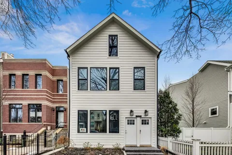 $2,000 | 2025 West Melrose Street, Unit 2F, Chicago, IL 60618