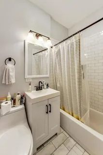 $2,000 | 2025 West Melrose Street, Unit 2F, Chicago, IL 60618