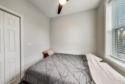 $2,000 | 2025 West Melrose Street, Unit 2F, Chicago, IL 60618