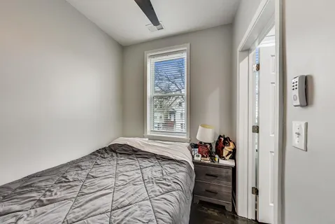 $2,000 | 2025 West Melrose Street, Unit 2F, Chicago, IL 60618