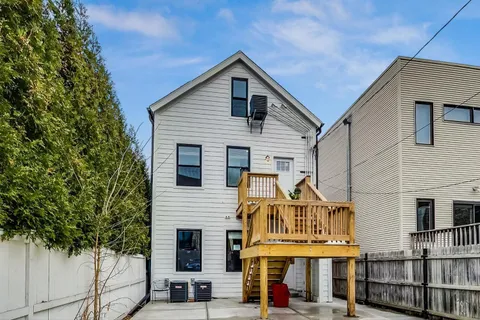$2,000 | 2025 West Melrose Street, Unit 2F, Chicago, IL 60618