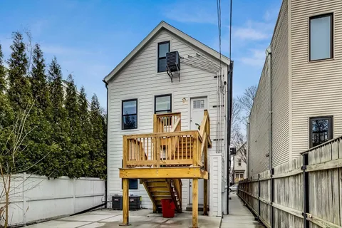 $2,000 | 2025 West Melrose Street, Unit 2F, Chicago, IL 60618
