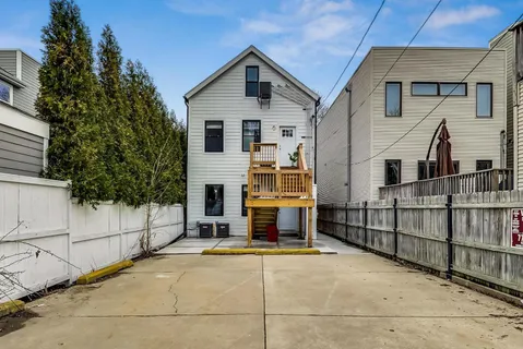 $2,000 | 2025 West Melrose Street, Unit 2F, Chicago, IL 60618