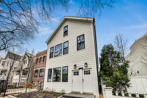 $2,000 | 2025 West Melrose Street, Unit 2F, Chicago, IL 60618