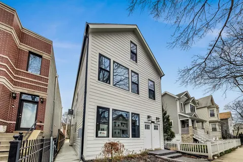 $2,000 | 2025 West Melrose Street, Unit 2F, Chicago, IL 60618