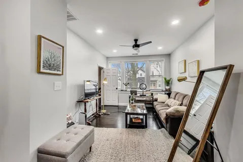 $2,000 | 2025 West Melrose Street, Unit 2F, Chicago, IL 60618