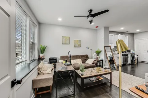 $2,000 | 2025 West Melrose Street, Unit 2F, Chicago, IL 60618