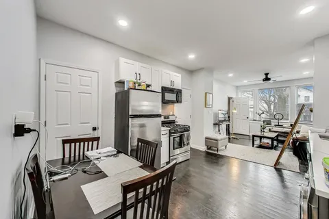 $2,000 | 2025 West Melrose Street, Unit 2F, Chicago, IL 60618